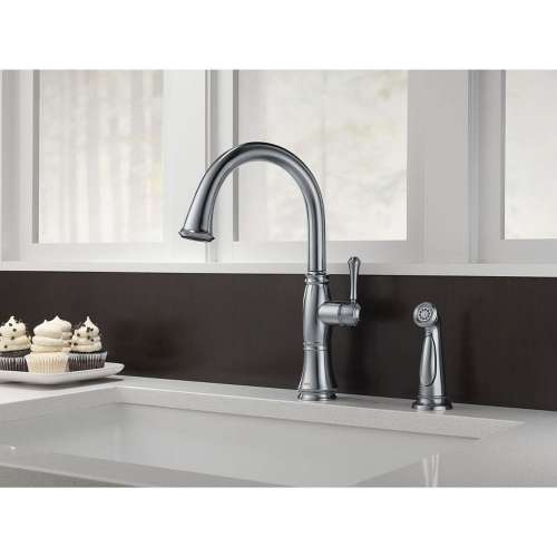 Single Handle Kitchen Faucet with Spray in Arctic Stainless